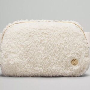 New lululemon everywhere belt bag 1l fleece white / gold